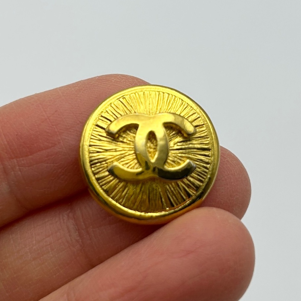 Chanel CC buttons in gold. - Picture 2 of 7